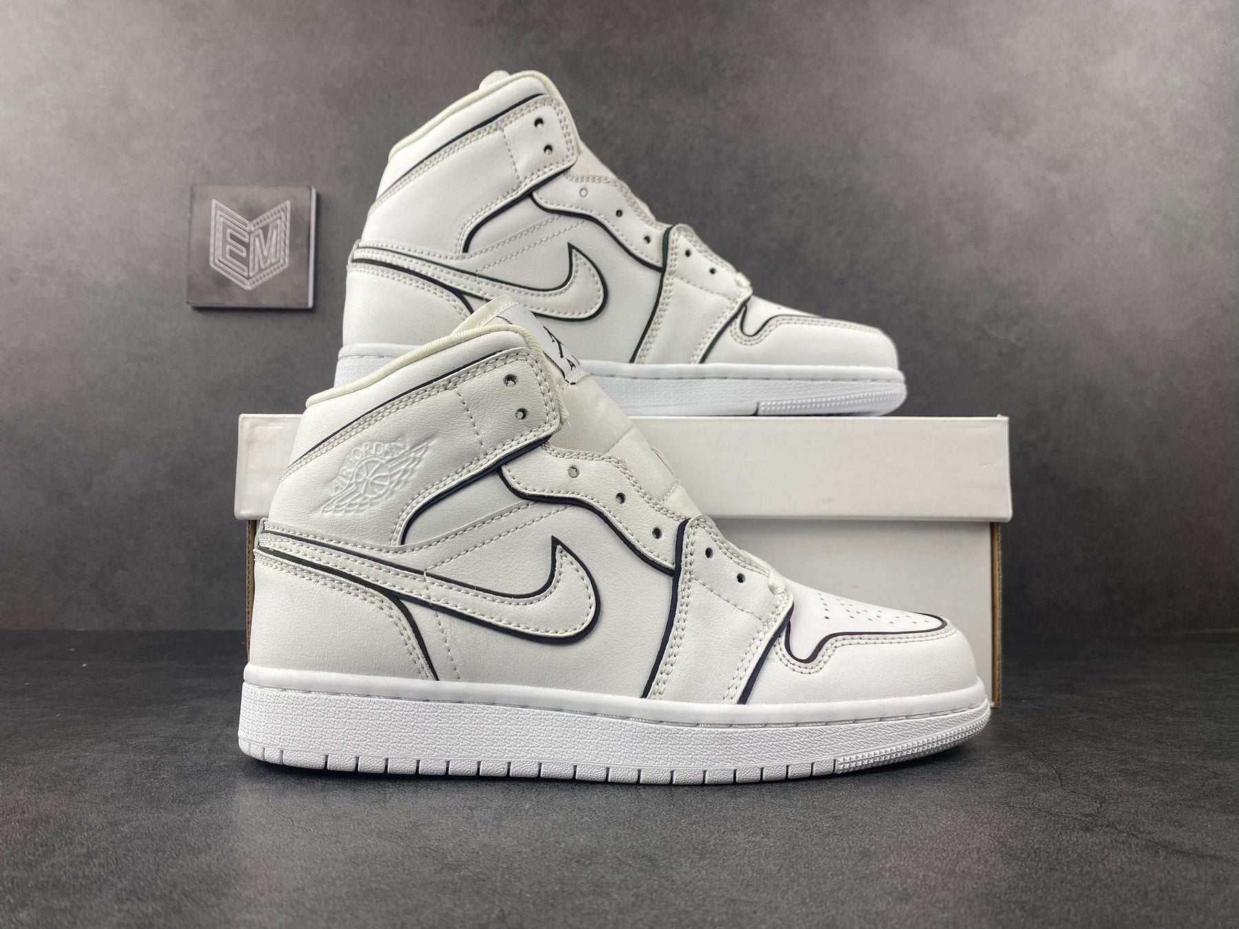 Tênis Nike Air Jordan 1 MID SE "Iridescent reflective trim”