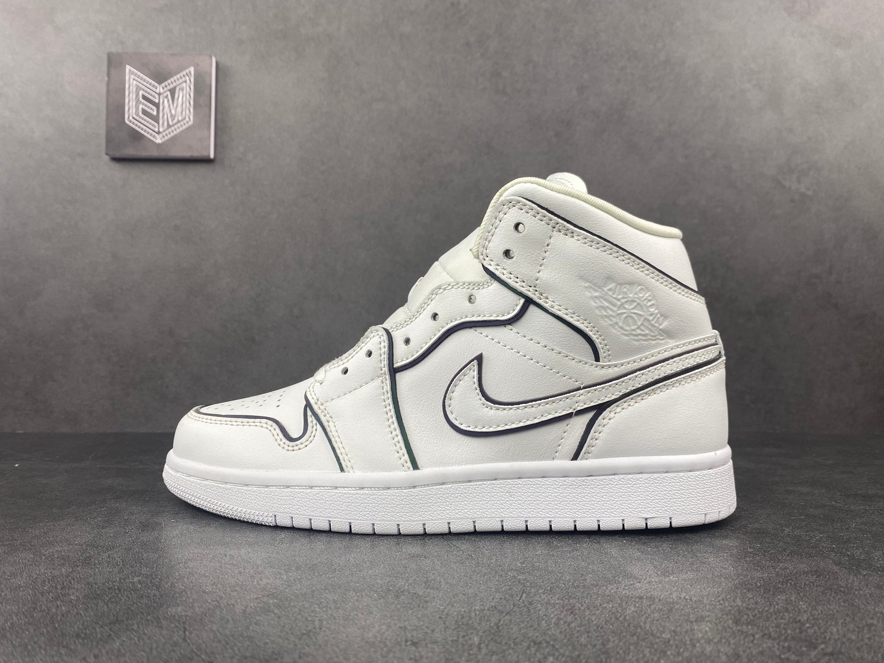 Tênis Nike Air Jordan 1 MID SE "Iridescent reflective trim”