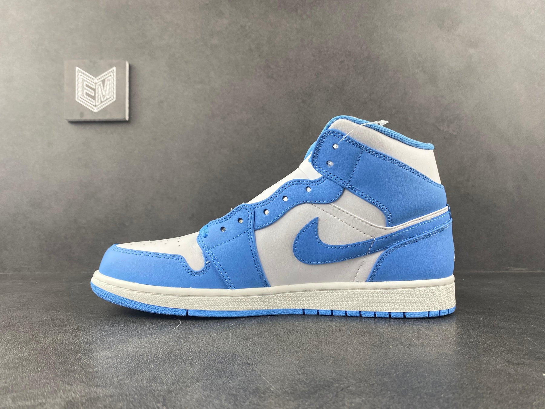 Nike Air Jordan 1 Retro Mid UNC