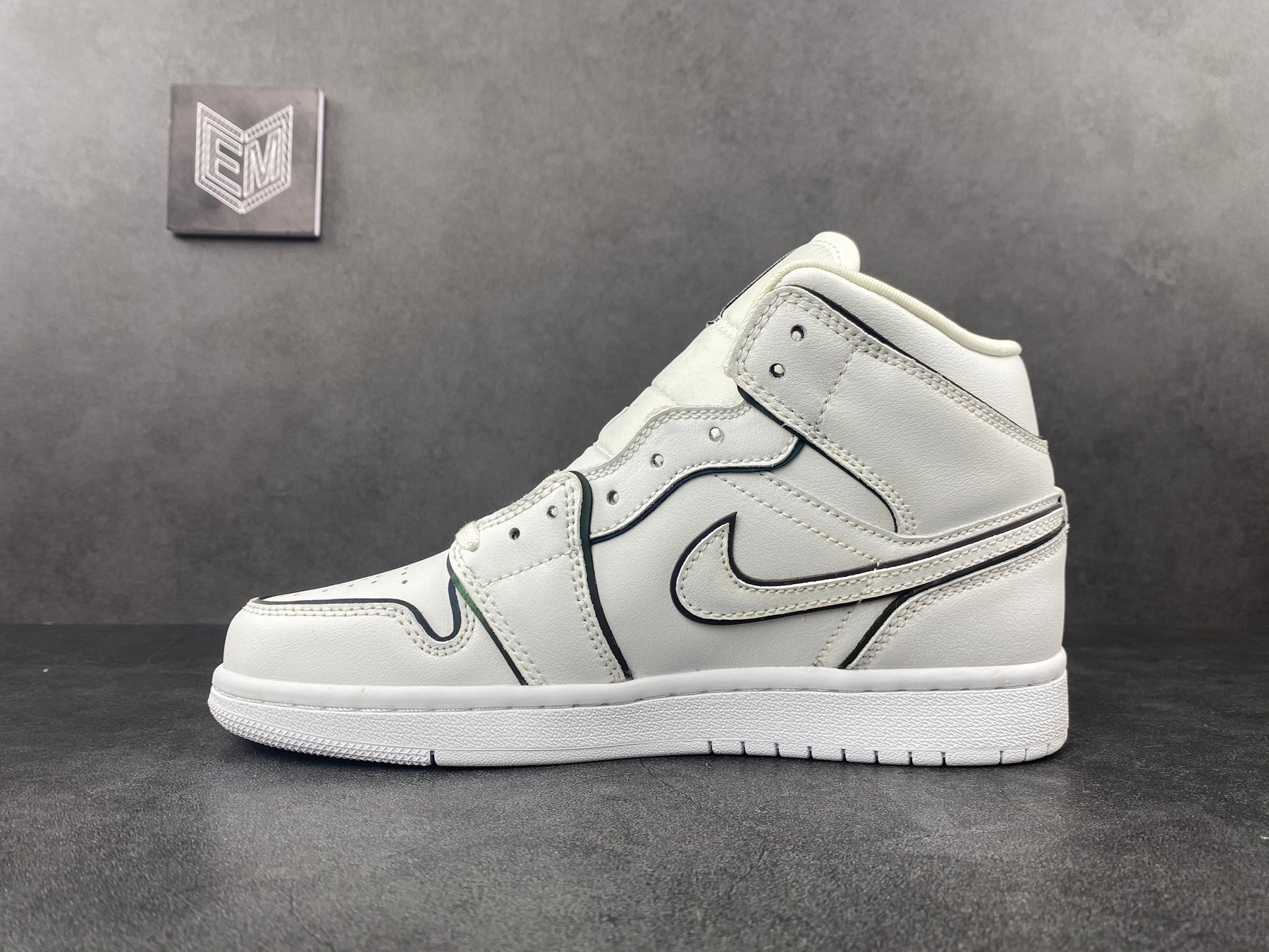 Tênis Nike Air Jordan 1 MID SE "Iridescent reflective trim”